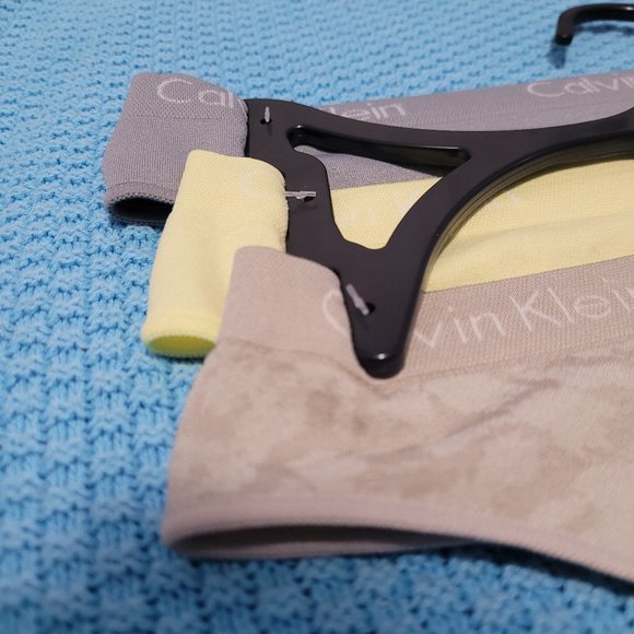 Calvin Klein 3 Pack Seamless Thong - Picture 4 of 5